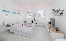 Kenova Studio Apartment